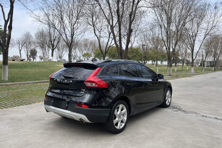 Used Volvo V40 2014 Cross Country T5 AWD Smart Luxury Edition Exterior 5