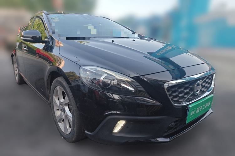 Used Volvo V40 2014 Cross Country T5 AWD Smart Luxury Edition Front Right 45 Deg