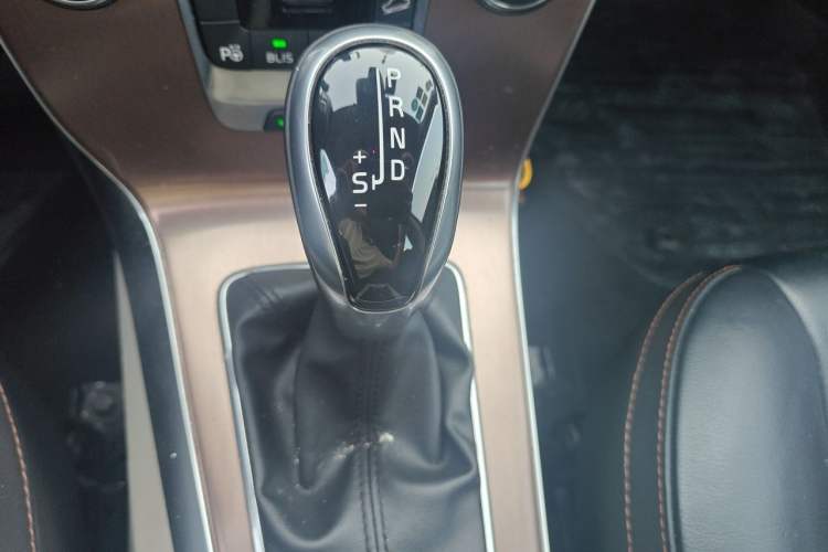 Used Volvo V40 2014 Cross Country T5 AWD Smart Luxury Edition Gear Lever