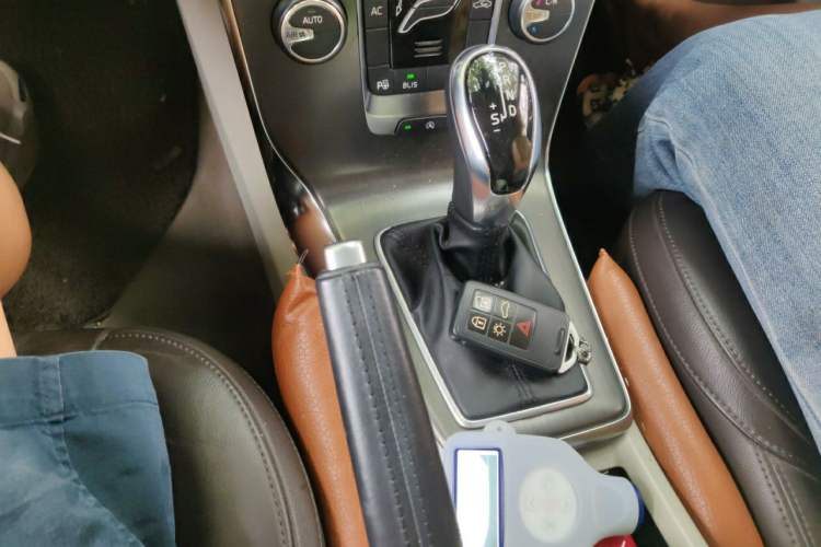 Used Volvo V40 2014 2.0T Zhiya Edition Gear Lever