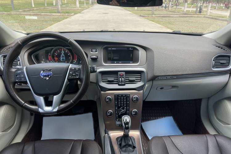 Used Volvo V40 2014 Cross Country T5 AWD Smart Luxury Edition Interior 1