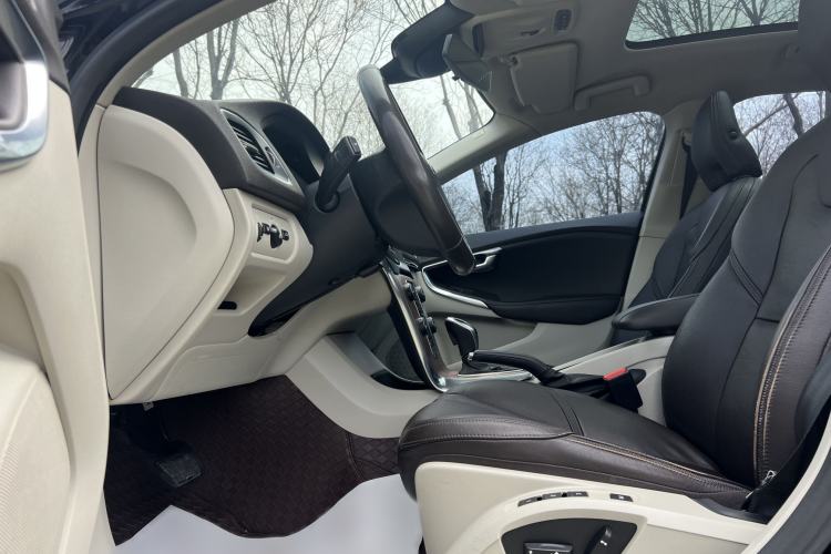 Used Volvo V40 2014 Cross Country T5 AWD Smart Luxury Edition Interior 2