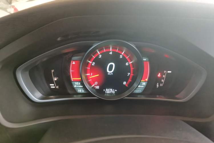 Used Volvo V40 2014 Cross Country T5 AWD Smart Luxury Edition Odometer Close Up