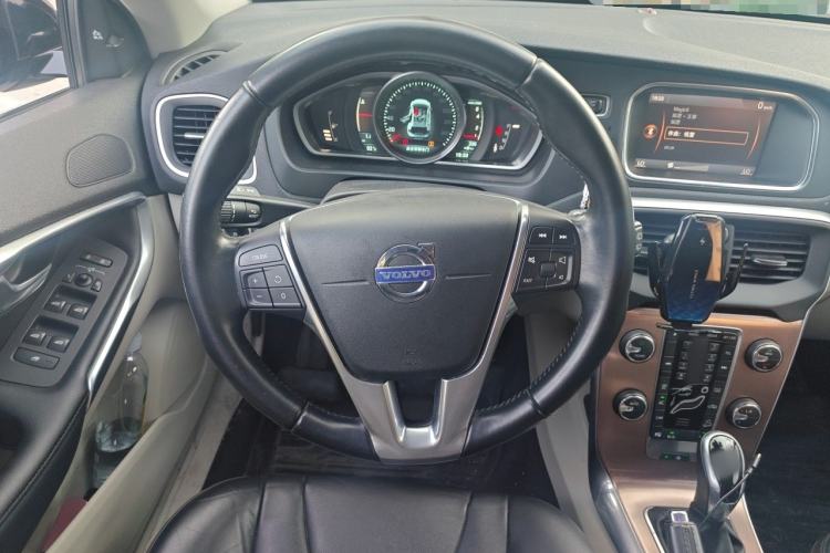 Used Volvo V40 2014 Cross Country T5 AWD Smart Luxury Edition Steering Wheel