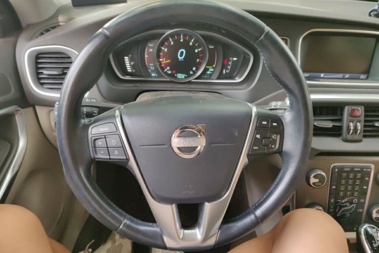 Used Volvo V40 2014 2.0T Zhiya Edition Steering Wheel
