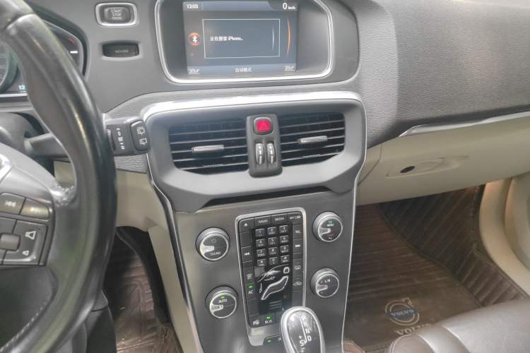 Used Volvo V40 2014 2.0T Zhiya Edition Audio And AC Panel