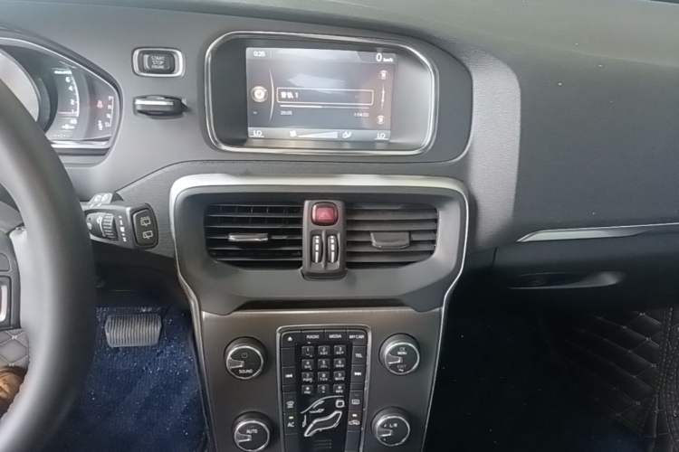 Used Volvo V40 2014 2.0T Zhiya Edition Audio And AC Panel