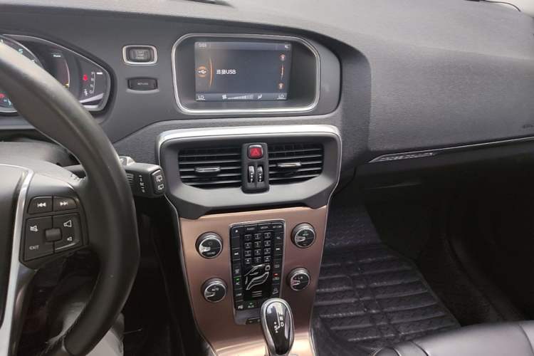 Used Volvo V40 2014 Cross Country T5 AWD Smart Luxury Edition Audio And AC Panel