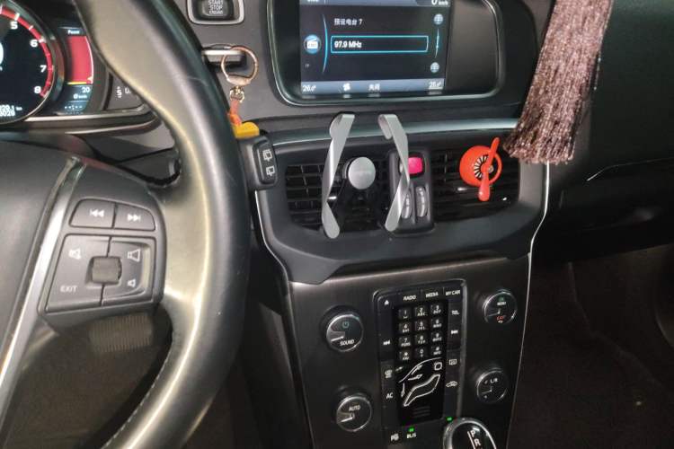 Used Volvo V40 2014 2.0T Zhiya Edition Audio And AC Panel