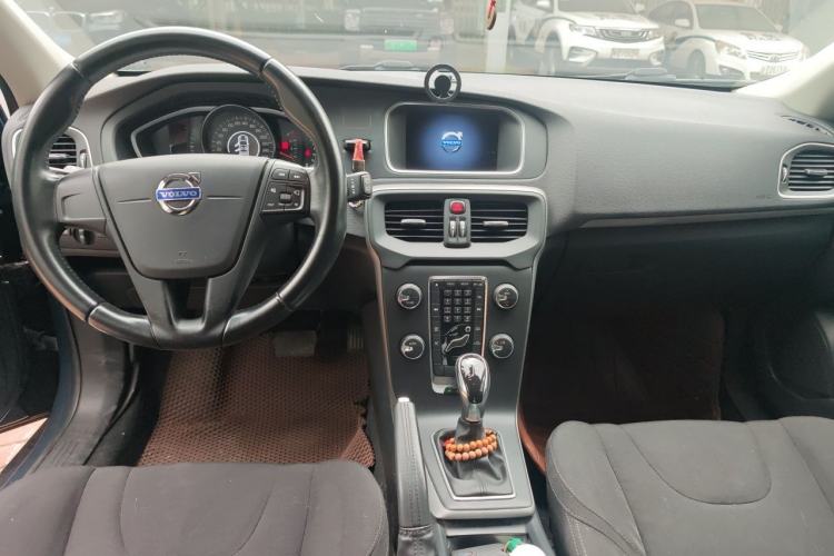 Used Volvo V40 2014 2.0T ZhiShang Version Center Console
