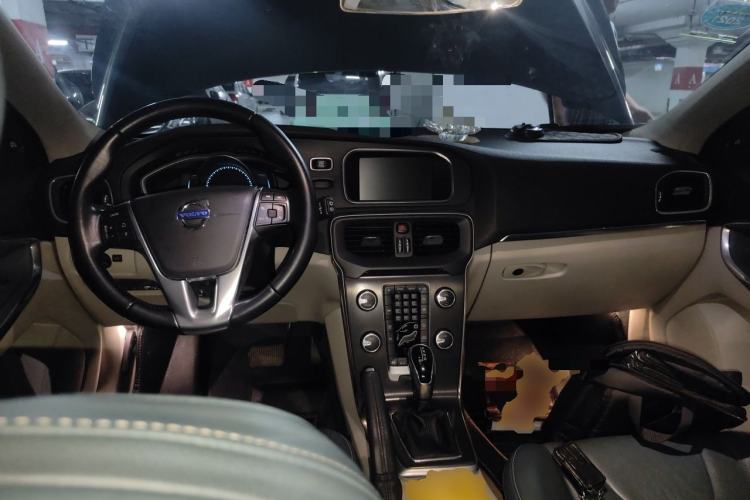 Used Volvo V40 2014 2.0T Zhiya Edition Center Console