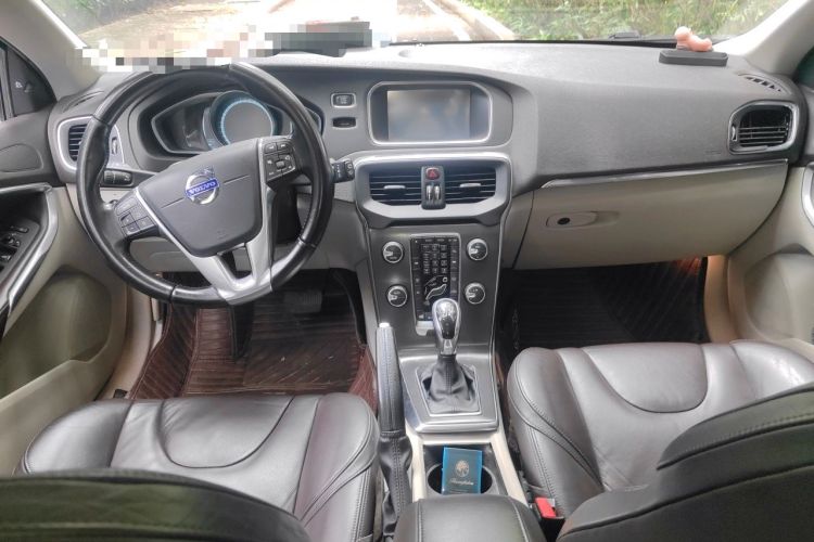 Used Volvo V40 2014 2.0T Zhiya Edition Center Console