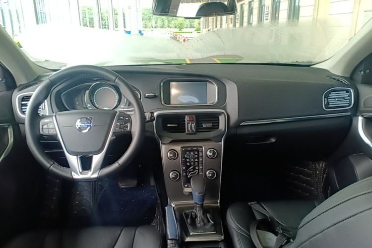 Used Volvo V40 2014 2.0T Zhiya Edition Center Console