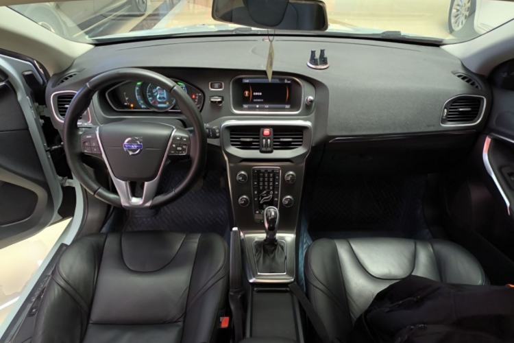 Used Volvo V40 2014 2.0T Zhiya Edition Center Console
