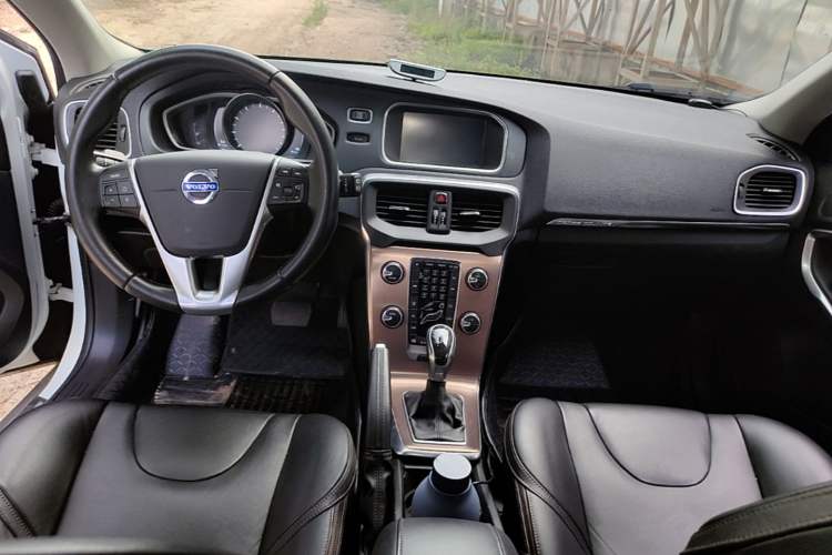 Used Volvo V40 2014 Cross Country T5 AWD Smart Luxury Edition Center Console