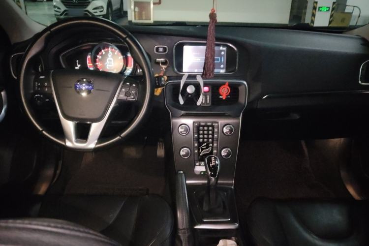 Used Volvo V40 2014 2.0T Zhiya Edition Center Console
