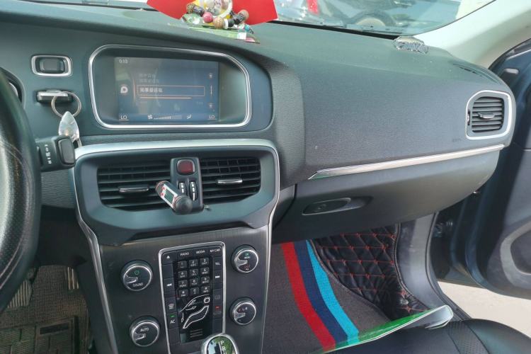 Used Volvo V40 2014 2.0T Zhiyi Version Center Console