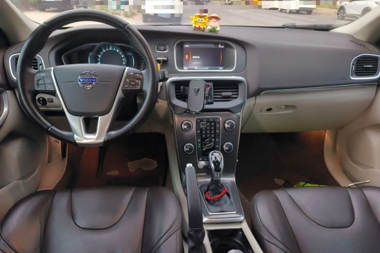 Used Volvo V40 2014 2.0T Zhiya Edition Center Console