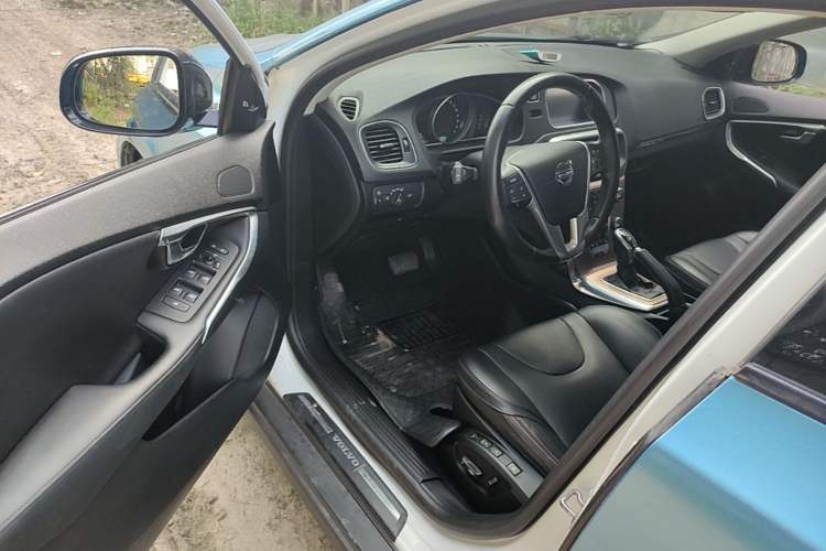 Used Volvo V40 2014 Cross Country T5 AWD Smart Luxury Edition Driver Seat