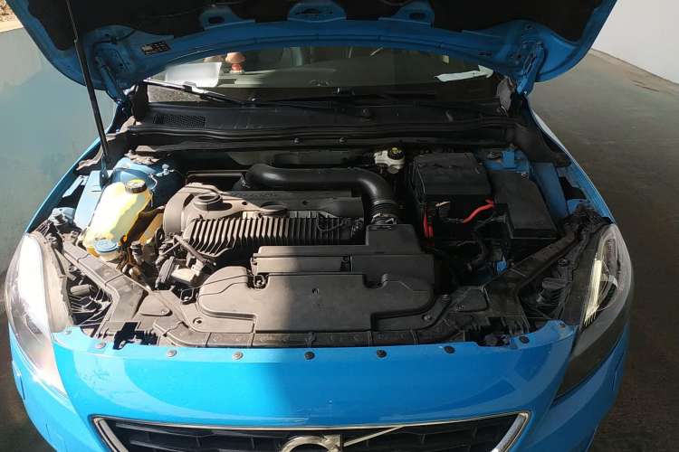 Used Volvo V40 2014 2.0T Zhiya Edition Engine Bay