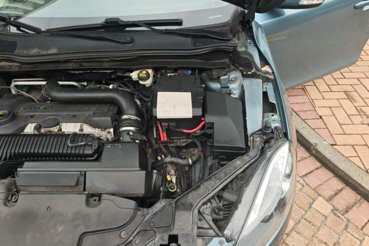 Used Volvo V40 2014 2.0T ZhiShang Version Engine Bay Left