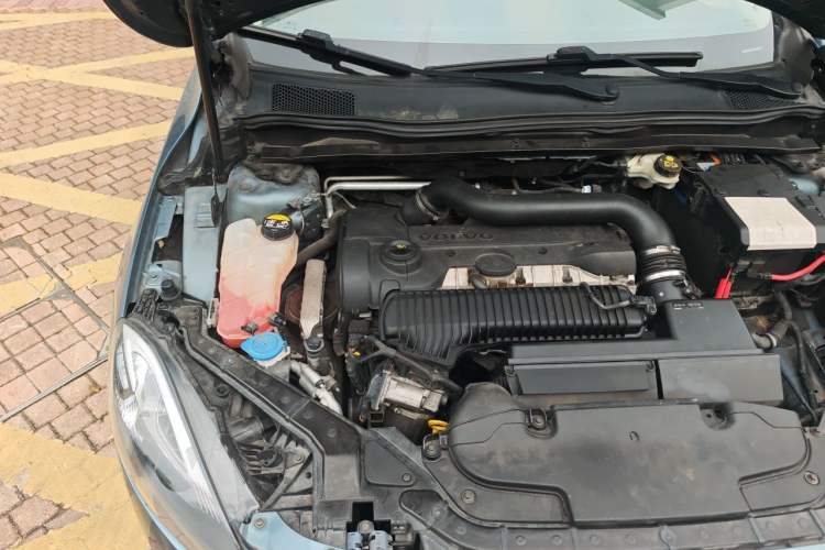 Used Volvo V40 2014 2.0T ZhiShang Version Engine Bay Right