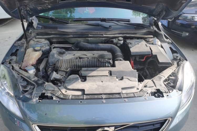 Used Volvo V40 2014 2.0T Zhiyi Version Engine Bay