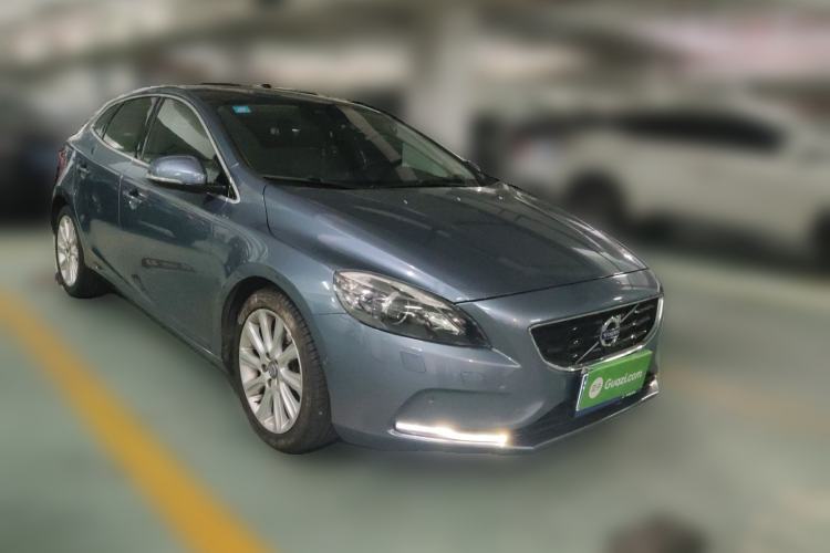 Used Volvo V40 2014 2.0T Zhiya Edition Front Right 45 Deg