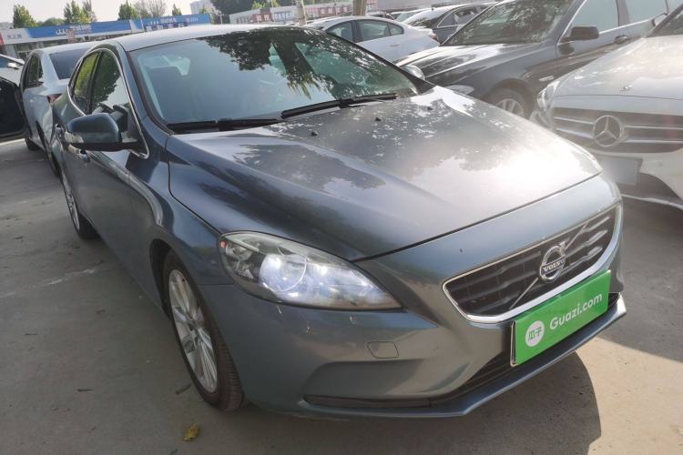 Used Volvo V40 2014 2.0T Zhiyi Version Front Right 45 Deg