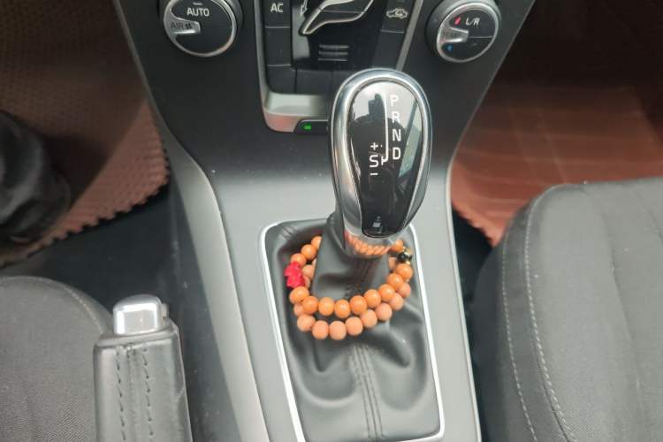 Used Volvo V40 2014 2.0T ZhiShang Version Gear Lever