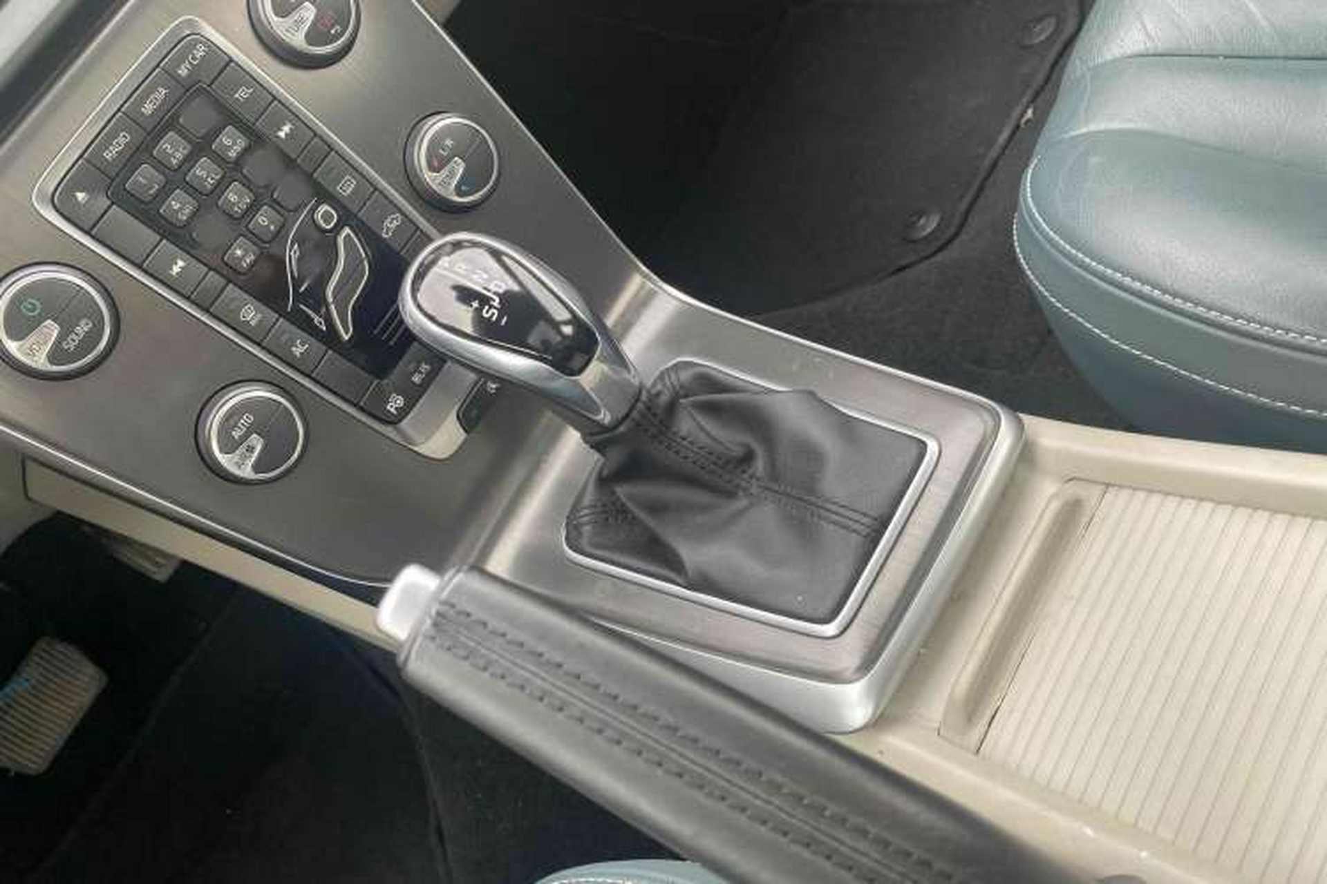 Used Volvo V40 2014 2.0T Zhiya Edition Gear Lever