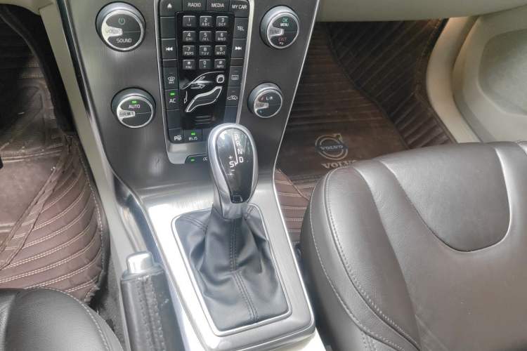 Used Volvo V40 2014 2.0T Zhiya Edition Gear Lever