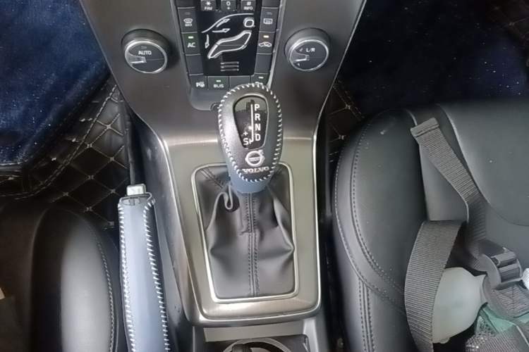 Used Volvo V40 2014 2.0T Zhiya Edition Gear Lever
