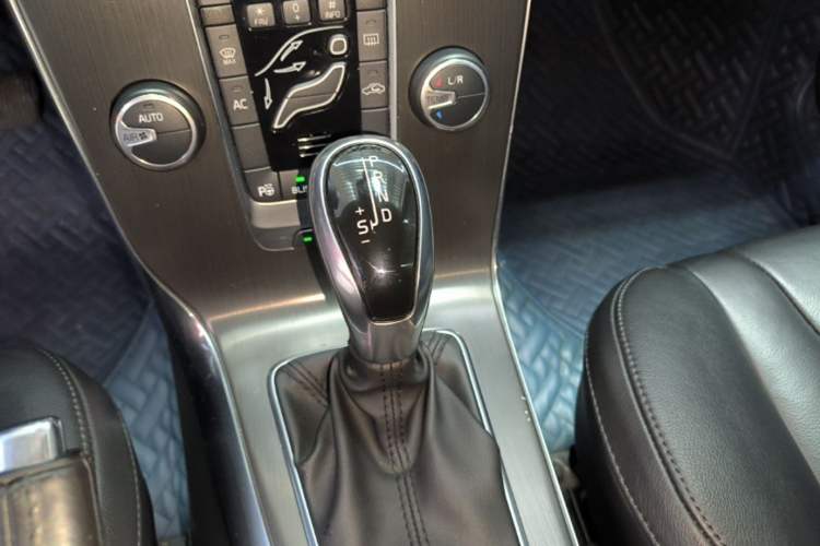 Used Volvo V40 2014 2.0T Zhiya Edition Gear Lever