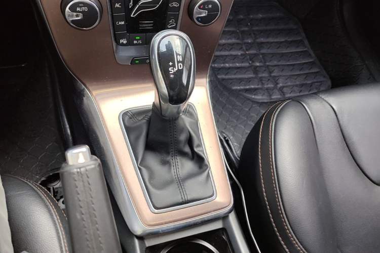 Used Volvo V40 2014 Cross Country T5 AWD Smart Luxury Edition Gear Lever