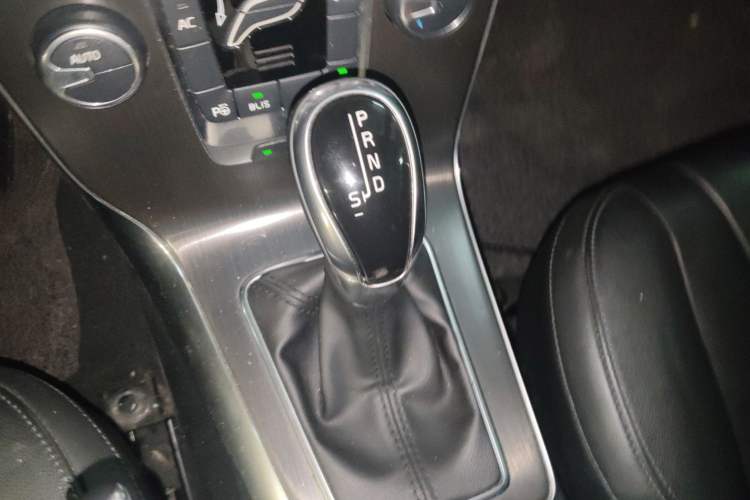 Used Volvo V40 2014 2.0T Zhiya Edition Gear Lever