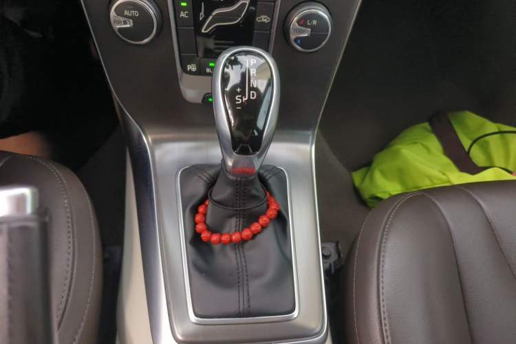 Used Volvo V40 2014 2.0T Zhiya Edition Gear Lever