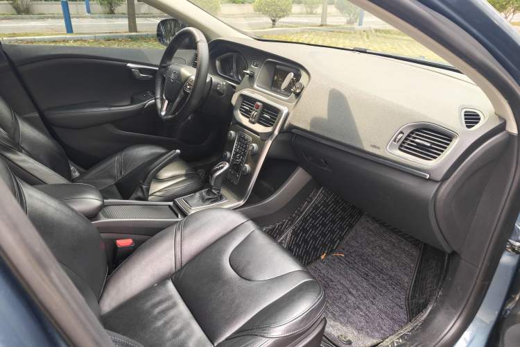 Used Volvo V40 2014 2.0T Zhiya Edition Interior 5