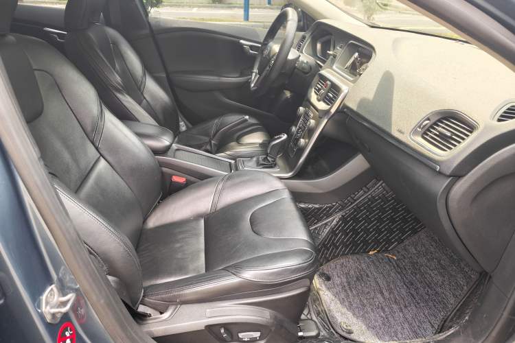 Used Volvo V40 2014 2.0T Zhiya Edition Interior 6