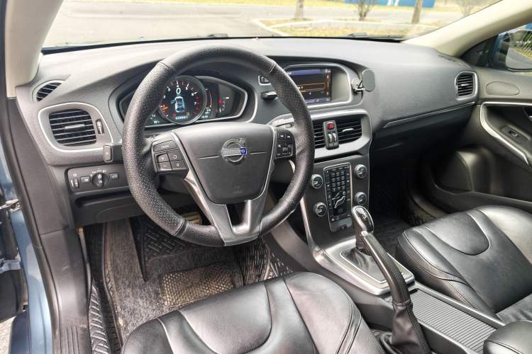 Used Volvo V40 2014 2.0T Zhiya Edition Interior 9
