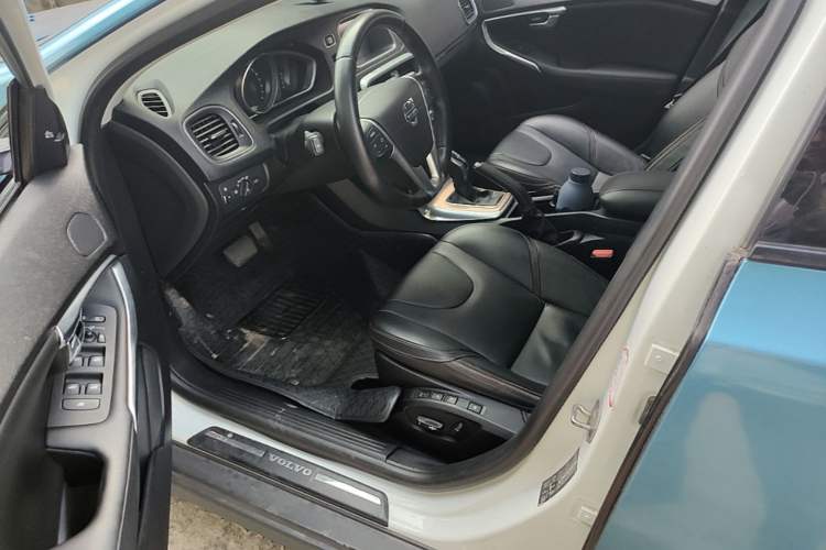 Used Volvo V40 2014 Cross Country T5 AWD Smart Luxury Edition Left Front Seat