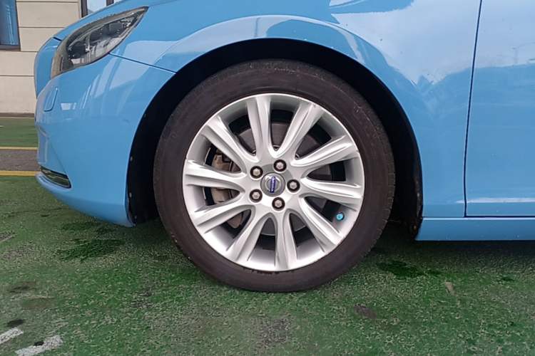 Used Volvo V40 2014 2.0T Zhiya Edition Left Front Wheel Hub