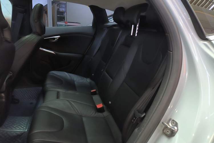Used Volvo V40 2014 2.0T Zhiya Edition Left Rear Seat
