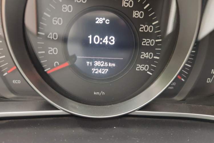 Used Volvo V40 2014 2.0T ZhiShang Version Odometer Close Up