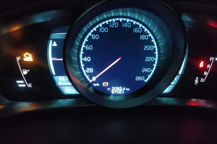Used Volvo V40 2014 2.0T Zhiya Edition Odometer Close Up