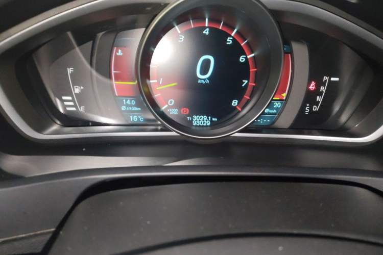 Used Volvo V40 2014 2.0T Zhiya Edition Odometer Close Up
