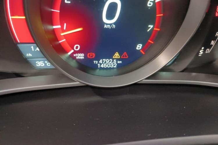 Used Volvo V40 2014 2.0T Zhiya Edition Odometer Close Up