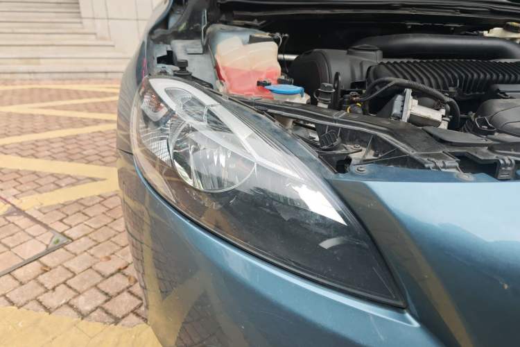 Used Volvo V40 2014 2.0T ZhiShang Version Right Front Headlight