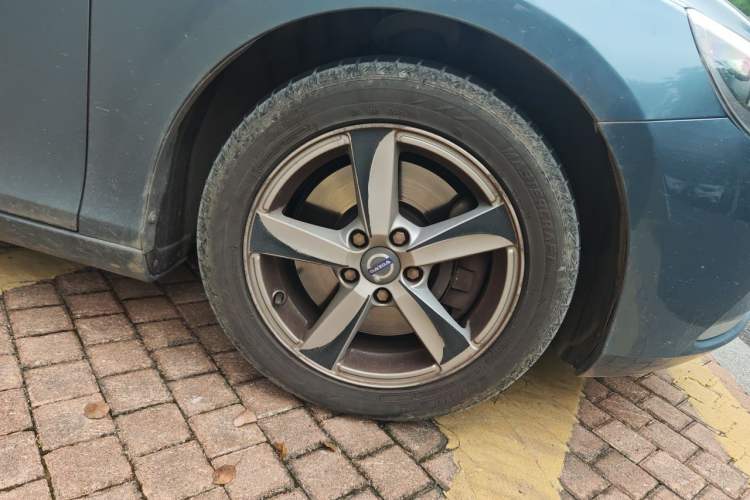 Used Volvo V40 2014 2.0T ZhiShang Version Right Front Wheel Hub