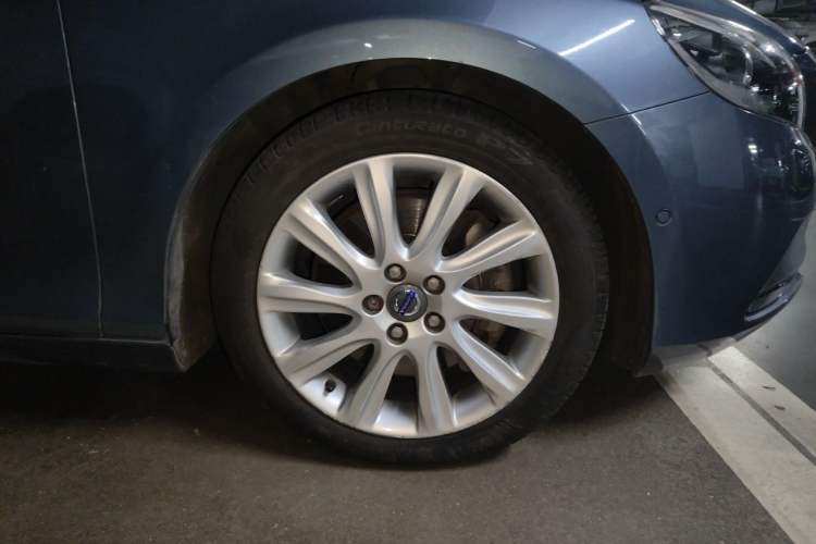 Used Volvo V40 2014 2.0T Zhiya Edition Right Front Wheel Hub